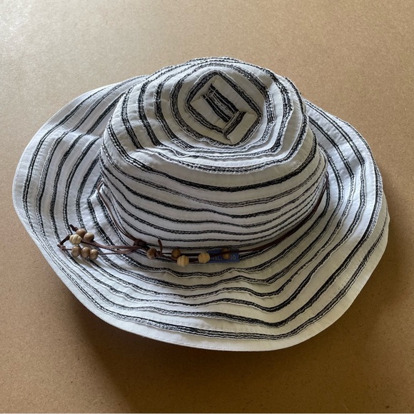 Wallaroo Hat Company Accessories - Striped White and Black Wallaroo Hat Company Breton Sun Hat